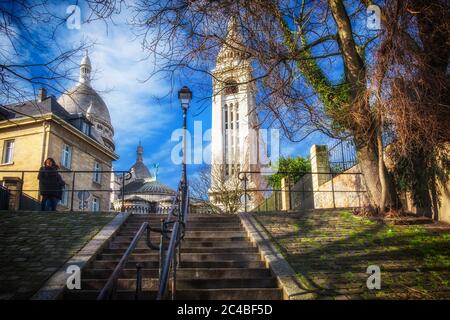 Parigi, Francia, Febbraio 2020, vista del Campanile o del campanile della chiesa del Sacro cuore da una delle scale del quartiere di Montmartre Foto Stock