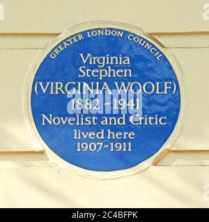 Targa informativa storica blu su un edificio Robert Adams in Fitzroy Square registrazione occupata da Virginia Stephen 1882 - 1941 Londra Inghilterra UK Foto Stock