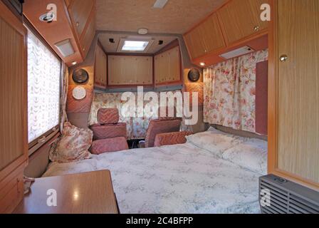 Arredamento interno posti a sedere convertiti in letto in due pullman di nascita VW RV Volkswagen Auto Sleeper camper vista cabina tende piumone cuscini UK Foto Stock