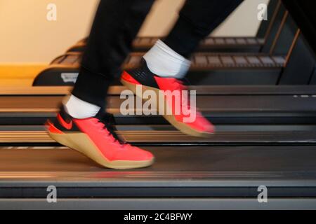 Giovane donna in sala fitness Foto Stock