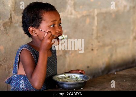 Distribuzione gratuita di cibo per bambini di strada Foto Stock