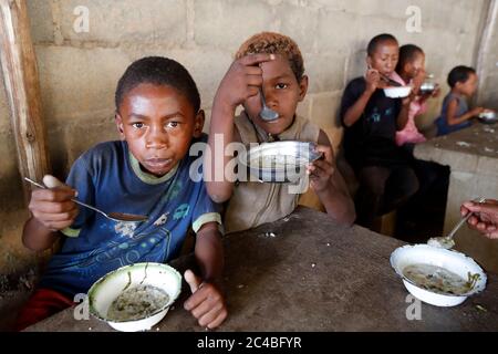 Distribuzione gratuita di cibo per bambini di strada Foto Stock