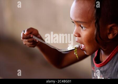 Distribuzione gratuita di cibo per bambini di strada Foto Stock