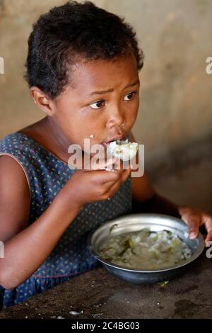 Distribuzione gratuita di cibo per bambini di strada Foto Stock