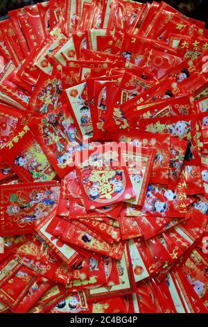 Buste rosse ( hongbao ) per il nuovo anno cinese Foto Stock