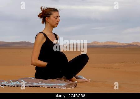Zen sesshin (ritiro) nel deserto del sahara, marocco Foto Stock