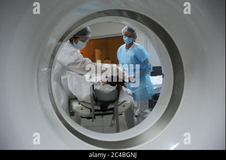 Servizi di emergenza dell'ospedale Abbeville, cura nella zona di Covid di un paziente con sintomi di infezione. Un infermiere accompagna il paziente per un esame del livello di SC Foto Stock