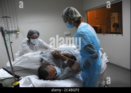 Servizi di emergenza dell'ospedale Abbeville, cura nella zona di Covid di un paziente con sintomi di infezione. Un infermiere accompagna il paziente per un esame del livello di SC Foto Stock