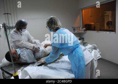 Servizi di emergenza dell'ospedale Abbeville, cura nella zona di Covid di un paziente con sintomi di infezione. Un infermiere accompagna il paziente per un esame del livello di SC Foto Stock