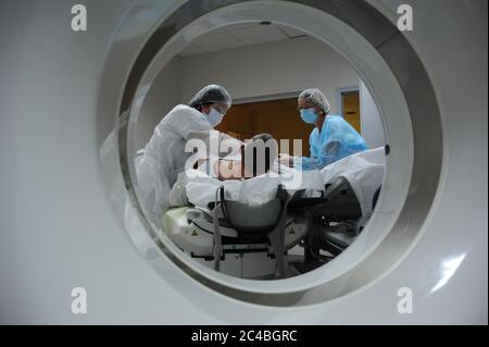 Servizi di emergenza dell'ospedale Abbeville, cura nella zona di Covid di un paziente con sintomi di infezione. Un infermiere accompagna il paziente per un esame del livello di SC Foto Stock