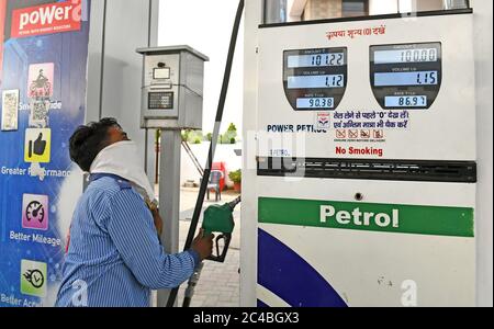 Beawar, India. 25 Giugno 2020. Un dipendente lavora in una stazione di rifornimento durante Unlock 1.0, mentre i prezzi del carburante hanno continuato ad aumentare, a Beawar, India, il 25 giugno 2020. I prezzi della benzina e del disel sono scarsi quotidianamente negli ultimi giorni. Il prezzo di benzina nel Rajasthan è a RS 90.38 per litro oggi. (Foto di Sumit Saraswat/Pacific Press/Sipa USA) Credit: Sipa USA/Alamy Live News Foto Stock