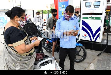 Beawar, India. 25 Giugno 2020. Un dipendente partecipa a un cliente presso una stazione di rifornimento durante Unlock 1.0, mentre i prezzi del carburante hanno continuato ad aumentare, a Beawar, India, il 25 giugno 2020. I prezzi della benzina e del disel sono scarsi quotidianamente negli ultimi giorni. Il prezzo di benzina nel Rajasthan è a RS 90.38 per litro oggi. (Foto di Sumit Saraswat/Pacific Press/Sipa USA) Credit: Sipa USA/Alamy Live News Foto Stock