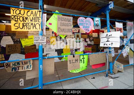 Washington, DC, Stati Uniti. 24 Giugno 2020. 24 giugno 2020 - Washington, DC, Stati Uniti: Cartelli su ponteggi vicino a Black Lives Matter Plaza. Credit: Michael Brochstein/ZUMA Wire/Alamy Live News Foto Stock