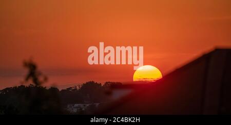 Wimbledon, Londra, Regno Unito. 25 giugno 2020. Dopo una giornata di temperature mediterranee, il sole tramonta dietro la collina di Wimbledon in cielo limpido in una serata calda e umida. Credit: Malcolm Park/Alamy Live News. Foto Stock