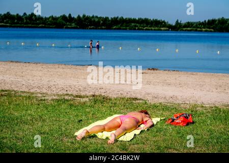 Una donna si bagna durante le condizioni soffocate a causa dell'alta umidità a Ijsselmeer nell'onda di calore come le temperature aumentano di nuovo a 30 gradi e sono le previsioni dicono che aumenterà più in alto i giorni seguenti. Foto Stock