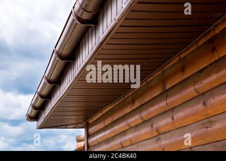 storm gutter tetto di legno casa marrone dettagli edificio primo piano. Foto Stock
