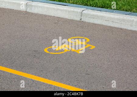 strada asfaltata con corsia per biciclette con simbolo di bicicletta con contrassegno giallo, nessuno Foto Stock