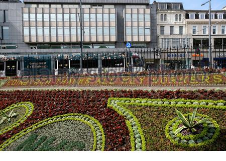 Orologio floreale nei West Princes Street Gardens, con un messaggio di ringraziamento a tutti i lavoratori chiave per i loro sforzi durante la pandemia del Covid-19, Edimburgo Foto Stock