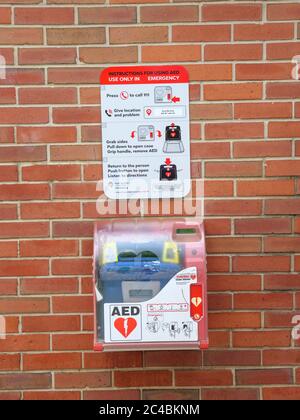 Defibrillatore esterno automatico e istruzioni su parete in mattoni. Scoville Park, Oak Park, Illinois. Foto Stock