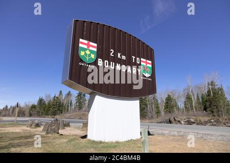 Il cartello di confine di Ontario Manitoba segna il confine provinciale tra Manitoba e Ontario sulla Trans Canada Highway nell'Ontario settentrionale del Canada Foto Stock