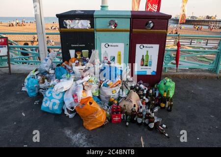 Bidoni di riciclaggio sul lungomare di Brighton traboccanti di rifiuti e rifiuti Foto Stock