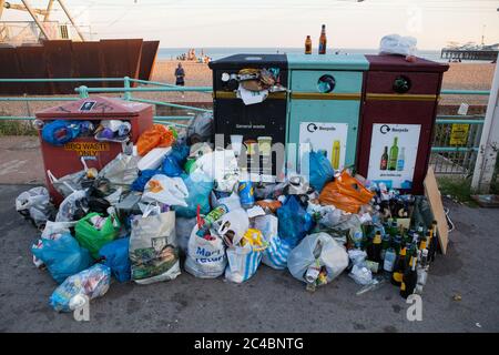 Bidoni di riciclaggio sul lungomare di Brighton traboccanti di rifiuti e rifiuti Foto Stock