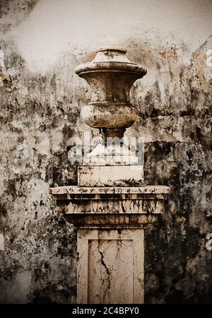 Vecchio muro di pietra con scultura nella famosa chiesa di nostro Signore di Bonfm, Salvador, Brasile, Sud America Foto Stock