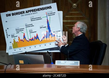 Il senatore degli Stati Uniti Ron Johnson (Repubblicano del Wisconsin), Presidente del Comitato del Senato degli Stati Uniti per la sicurezza interna e gli affari governativi, si prepara all'audizione intitolata "CBP Oversight: Exceeding the evolving chaises chadeas the Agency", che si terrà giovedì 25 giugno 2020 presso il Senato Dirksen. Credito: Tom Williams/Pool via CNP /MediaPunch Foto Stock