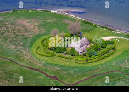 Casa con tetto in paglia presso lo Schlei sulla spit vicino a Olpenitzdorf, vista aerea, Germania, Schleswig-Holstein, Olpenitzdorf Foto Stock