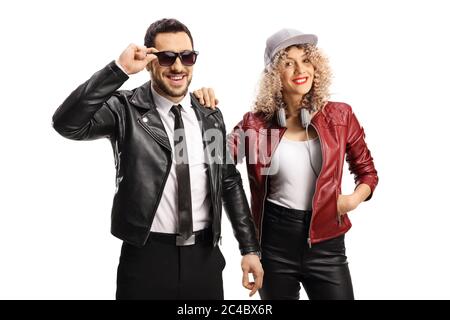 Giovane uomo con occhiali da sole con una giovane donna entrambi indossando giacche di pelle isolato su sfondo bianco Foto Stock