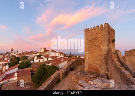 Monsaraz è un'attrazione turistica dell'Alentejo, in Portogallo. Bellissimo borgo medievale. Dalle mura del suo castello possiamo contemplare una stupenda padella Foto Stock