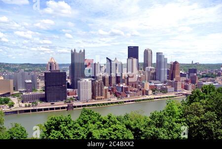 vista dello skyline di pittsburgh, del fiume monongahela e del centro dal punto di vista del monte washington Foto Stock
