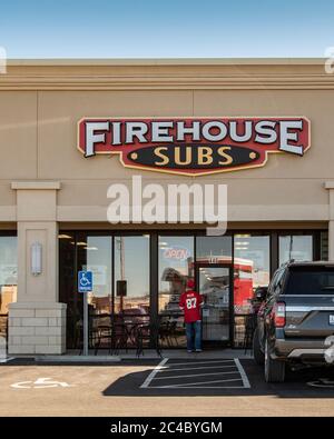 Storefront e ingresso di Firehouse Subs in un centro commerciale con ingresso cliente. Wichita, Kansas, Stati Uniti. Foto Stock