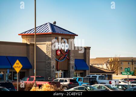 Facciata esterna e ingresso dell'IHOP, ristorante International House of Pancakes a Wichita, Kansas, USA. Foto Stock