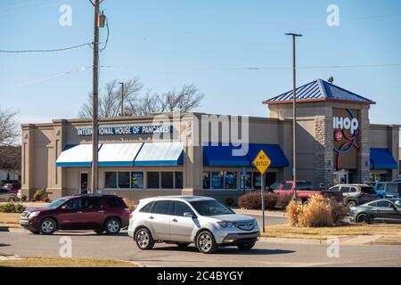 Facciata esterna e ingresso dell'IHOP, ristorante International House of Pancakes a Wichita, Kansas, USA. Foto Stock