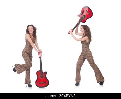 La donna in leopard vestire su bianco con chitarra Foto Stock