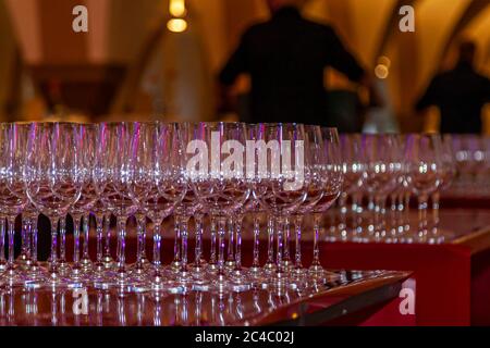 Bicchieri da vino in attesa del loro uso. Rheingau Gourmet Festival a Hattenheim, Eltville am Rhein, Germania Foto Stock