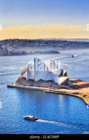 Sydney, Autralia - 20 giugno 2020: Sydney Opera House sul porto di Sydney in soffusa luce del mattino. Foto Stock
