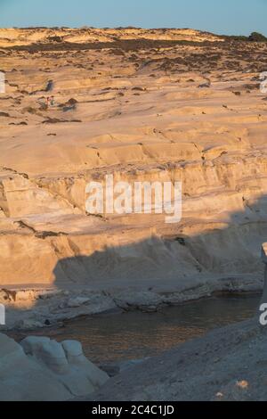 Tramonto a Sarakiniko Beach a Milos, Grecia Foto Stock