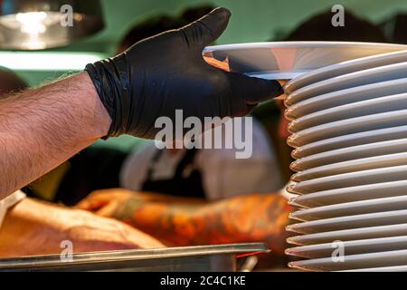 Lavora in cucina stellare michelin con guanti da cucina mani in al Rheingau Gourmet Festival di Hattenheim, Eltville am Rhein, Germania Foto Stock