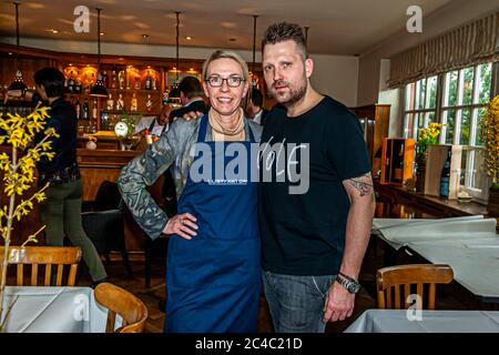 Michelin Star Chef Nick Bril con il Food Writer Angela Berg Rheingau Gourmet Festival a Hattenheim, Eltville am Rhein, Germania Foto Stock