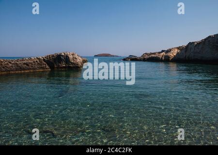 Vista sul Mar Egeo a Milos, Grecia Foto Stock