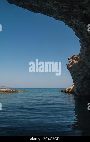 Vista sul Mar Egeo a Milos, Grecia Foto Stock