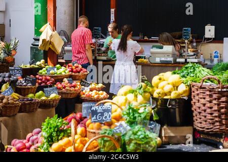 Verdure fresche in vendita presso il famoso Borough Market di Londra Foto Stock