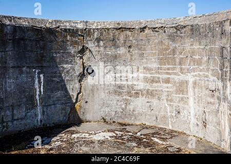 Un dettaglio di una delle mura in deterioramento a Fort Casey sull'isola di Whidbey, Washington, USA. Foto Stock