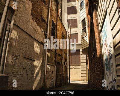 Vicolo stretto tra 2 edifici in mattoni a Wheeling, West Virginia USA Foto Stock