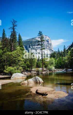 montagna che si affaccia specchio lago nel Parco Nazionale di Yosemite, Mariposa County, California, Stati Uniti Foto Stock