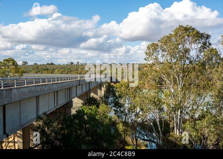 Lo storico ponte di Blanchetown, che attraversa il bellissimo fiume Murray a Blanchetown, nel riverland South Australia, il 20 giugno 2020 Foto Stock