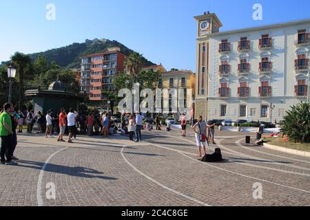 Salerno, Italia. 25 Giugno 2020. I lavoratori della scuola, professori, impiegati e studenti italiani hanno espresso la loro delusione per le proposte presentate dal Ministro dell'Educazione Azzolina sulla nuova organizzazione dell'insegnamento alla ripresa della scuola in settembre. Cambiamenti derivanti dalla necessità di affrontare le questioni di allontanamento sociale derivanti dallo scoppio della pandemia da Covid-19 (Foto di Pasquale Senatore/Pacific Press) Credit: Pacific Press Agency/Alamy Live News Foto Stock