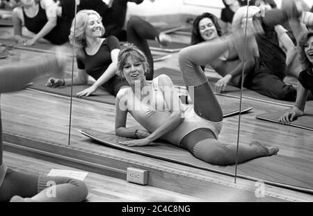 Jane fonda che conduce una lezione di esercizio al suo studio di fitness Jane fonda's Workout a Beverly Hills, CA, 1980 Foto Stock